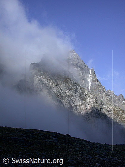 Foto: Im Aufstieg zum Gischigletscher: Morgenstimmung über einem Gipfel der Helsenhorngruppe.