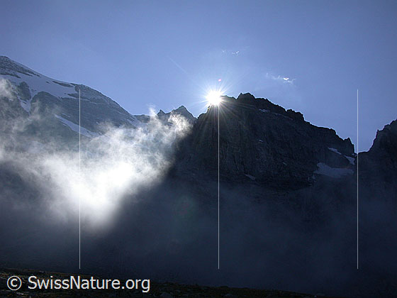 Foto: Im Abstieg vom Gischigletscher: Sonnenuntergang über einem Gipfel der Helsenhorngruppe.