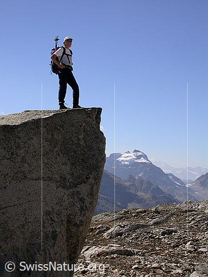 Foto: Alpinistin auf grossem Felsblock. Im Hintergund das Hillehorn.