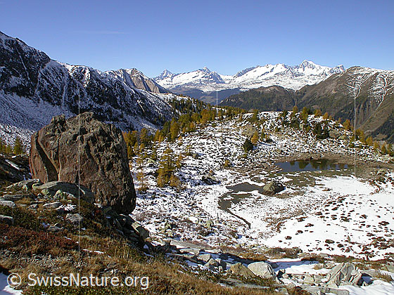 Foto: Blick über den fast ausgetrockneten Mässersee zu den Berner Alpen.
