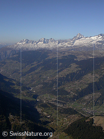 Foto: Tiefblick vom Eggerhorn auf die Binnachra und das Tal der Rotten. Im Hintergrund die Berner Alpen.