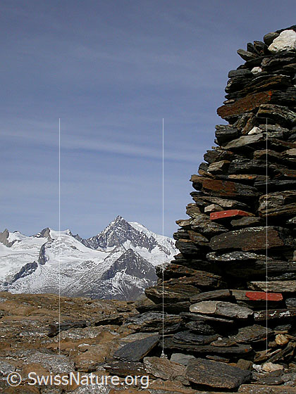 Foto: Steinmann auf dem Breithorn. Dahinter das Aletschhorn.