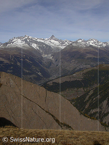 Foto: Blick von Pt. 2421 / Breithorn zu den Berner Alpen. Zu sehen sind die Felswände, welche die beiden typischen Rinnen des Breithorns im N  begrenzen.