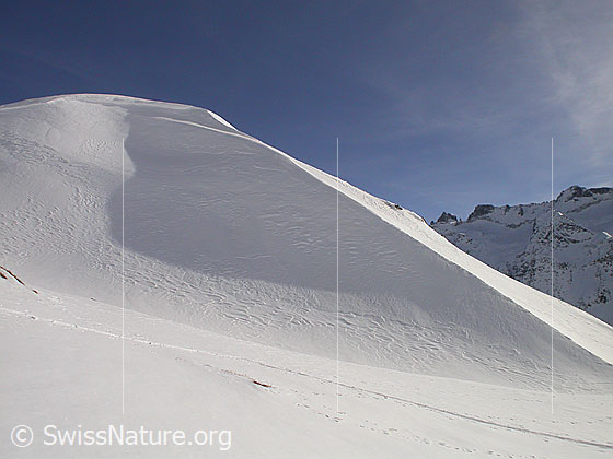 Foto: Schattenwurf am Gandhorn. In der N-Flanke des Gandhorns liegt sehr viel Triebschnee.