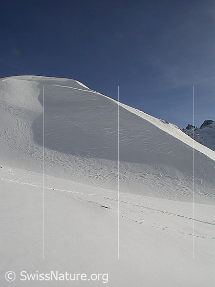 Foto: Schattenwurf am Gandhorn. In der N-Flanke des Gandhorns liegt sehr viel Triebschnee.