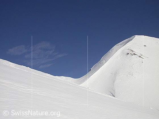 Foto: Gandhorn mit Schleierwolke und blauem Himmel.