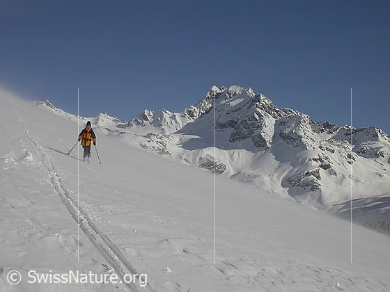 Foto: Ofenhorn. Abfahrt vom Gandhorn durch aufgewirbelten Triebschnee.