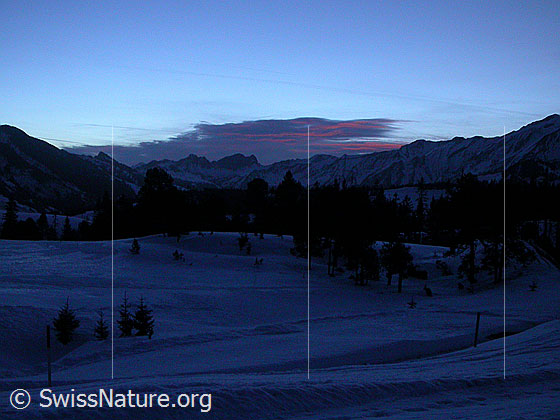 Foto: Glühende Wolken über dem Brienzer Grat. Morgenstimmung.