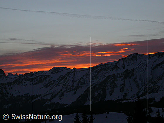 Foto: Glühende Wolken über dem Brienzer Grat. Morgenstimmung.