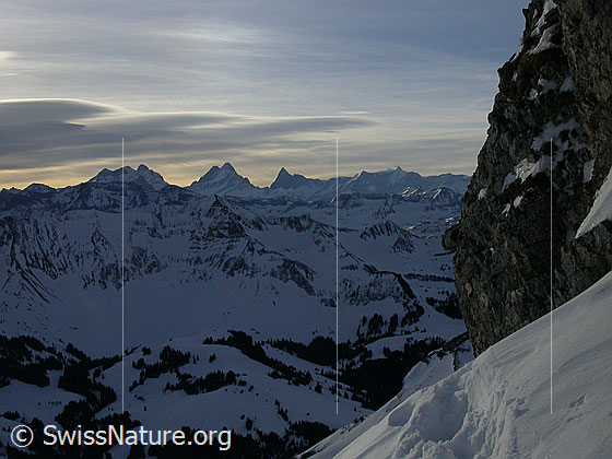 Foto: Türstenhäuptli: Blick Richtung Berner Alpen (Wetterhorn, Schreckhorn, Finsteraarhorn, Fiescherhörner). Davor der Brienzer Grat. Interessante Stimmung.