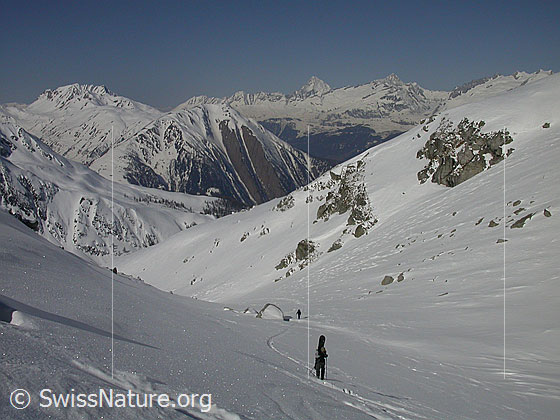 Foto: Im Aufstieg durch das Hotäl zum Grossen Schinhorn. Blick zurück zu Bättlihorn, Breithorn und den Berner Alpen.