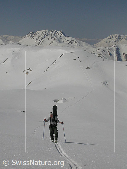 Foto: Schneeschuhläufer (Dario Seiler www.binn.ch.vu) im Aufstieg zum Grossen Schinhorn.