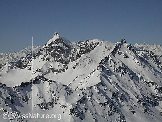 Foto: Blick vom Grossen Schinhorn zu Scherbadung und Schwarzhorn. Im Hintergrund Monte Rosa und Mischabel.