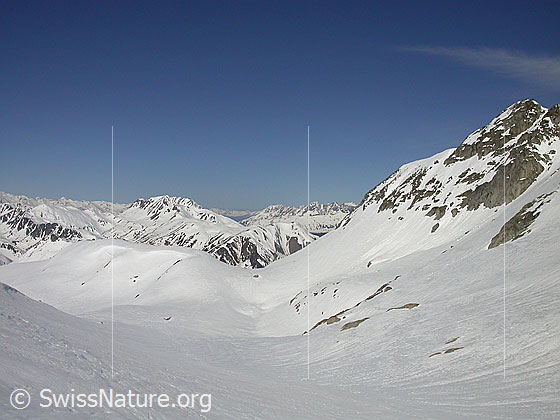 Foto: Blick vom Mittelbergpass zum eingeschneiten Schwarzsee. Am rechten Bildrand ist das Unter Schinhorn und im Hintergund das Bättlihorn zu sehen.