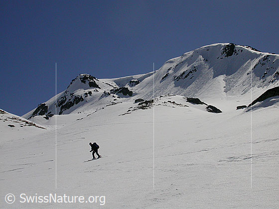Foto: Tourenfahrerin während der Abfahrt im Hotäl.
