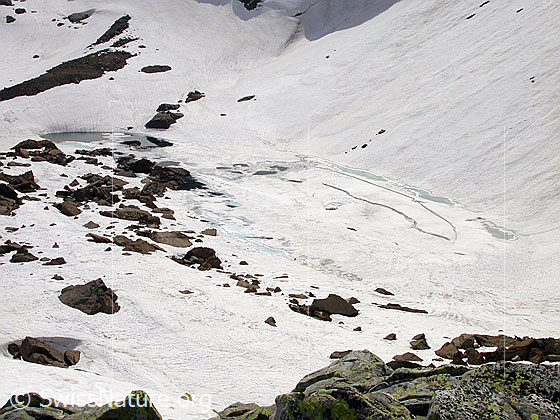 Foto: Zantmärjelesee: Der See ist noch fast vollständig mit Schnee und Eis bedeckt.