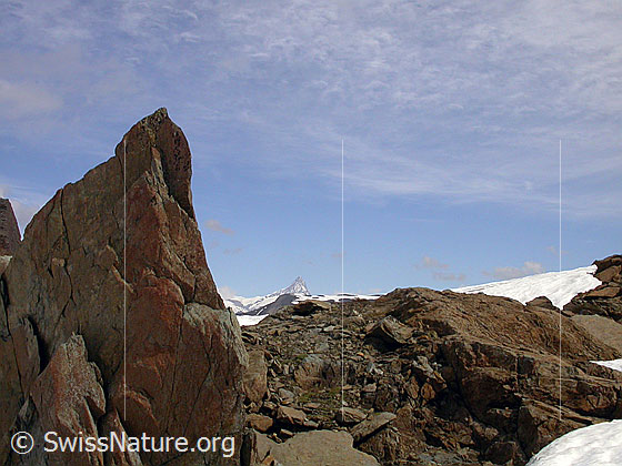 Foto: Blick vom Bergsee bei Zantmärjelebiel zum Finsteraarhorn. Im Vordergrund rötlicher Felsblock.