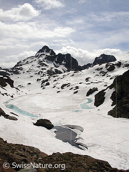 Foto: Züesee: Blick von Westen über den zugefrorenen See zum Grampielhorn.