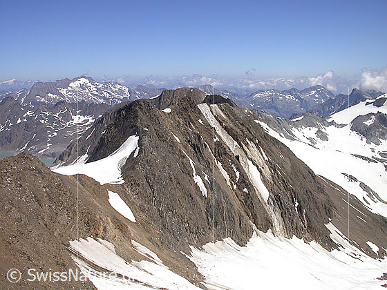 Foto: Gipfel des Turbhorn: Blick zum Strahlgrät. Gut zu sehen ist das Dolomitband