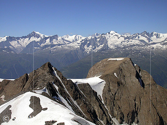 Foto: Blick vom Gipfel des Turbhorn über Ober Rappehorn und Rappehorn zu den Berner Alpen.