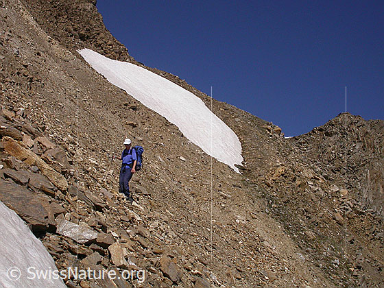 Foto: Alpinistin im Abstieg vom Strahlgrätpass.