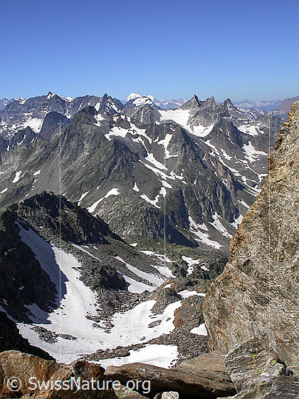 Foto: Im Aufstieg zum Ofenhorn. Blick von der Eggerscharte Richtung W. Scherbadung, Schwarzhorn, Weisshorn, Hillehorn, Schinhörner.