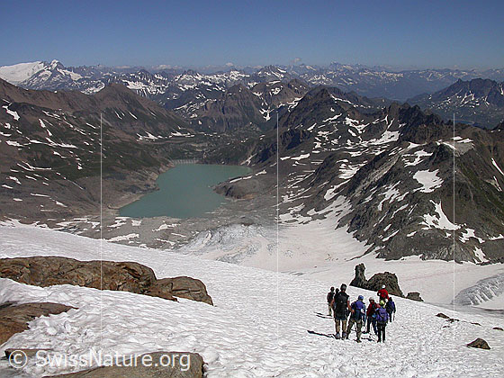 Foto: Gipfel des Ofenhorn. Alpinisten steigen Richtung Italien (E) ab. Lago del Sabbione