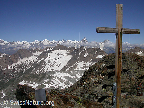 Foto: Gipfel des Ofenhorn. Blick Richtung Berner Alpen, davor das Turbhorn. Gipfelkreuz und Gipfelkreuz.
