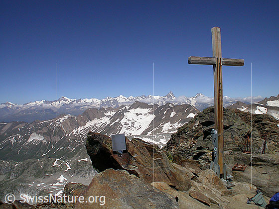 Foto: Gipfel des Ofenhorn. Blick Richtung Berner Alpen, davor das Turbhorn. Gipfelbuch und Gipfelkreuz.