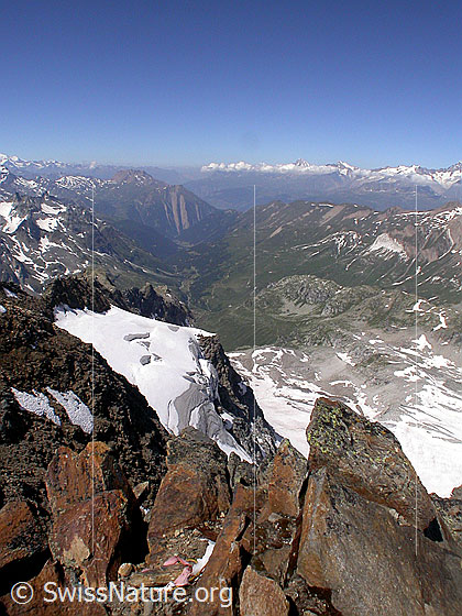 Foto: Gipfel des Ofenhorn. Blick über das Binntal zum Breithorn.
