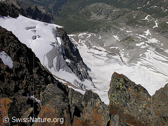 Foto: Gipfel des Ofenhorn. Tiefblick auf den Tälligletscher.