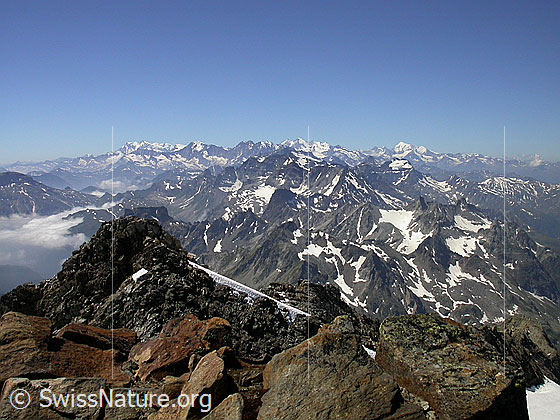 Foto: Gipfel des Ofenhorn. Blick Richtung Walliser Hochalpen.