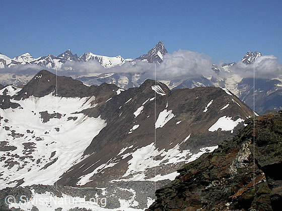 Foto: Gipfel des Ofenhorn. Blick zu Turbhorn und Strahlgrät. Im Hintergrund die Berner Alpen mit Finsteraarhorn und Lauteraar-/Schreckhorn.