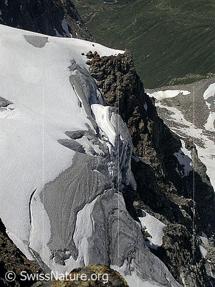 Foto: Gipfel des Ofenhorn. Tiefblick auf den Hängegletscher in der N-Flanke des Ofenhorn.
