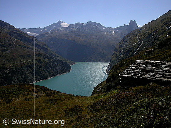 Foto: Zervreilasee, Güferhorn und Zervreilahorn. Im Vordergund eine Steinhütte bei Frunt.