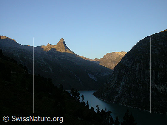 Foto: Zervreilahorn im ersten Licht des Tages. Im Schatten der Zervreilasee