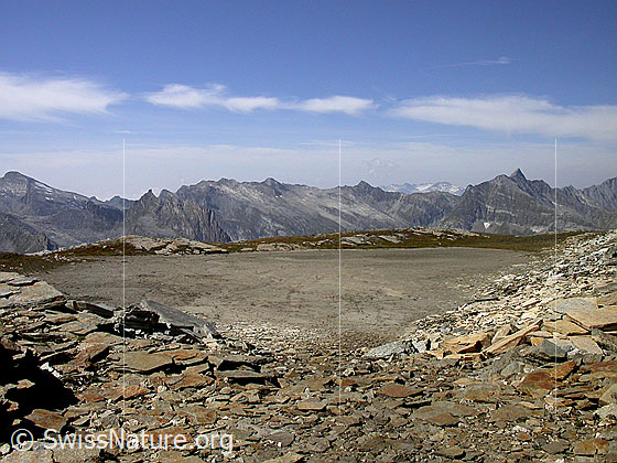 Foto: NW Fanellhorn: Blick über ausgetrockneten Bergsee Richtung NW.