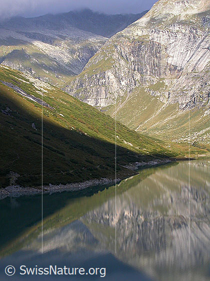 Foto: Morgenstimmung mit Spiegelung im Zervreilasee.