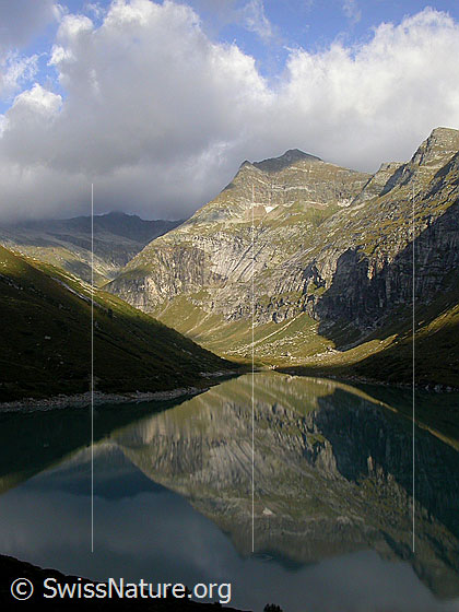 Foto: Morgenstimmung mit Spiegelung im Zervreilasee.