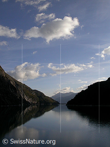 Foto: Spiegelung im Zervreilasee. Blick über den See zur Staumauer.