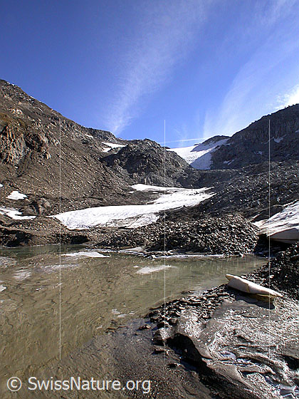 Foto: Blick von der kleinen Schwemmebene bei Pt. 2630 Richtung Hohsandhorn. Im Vordergrund ein kleiner See, in welchen der Rest des Gletschers mündet.