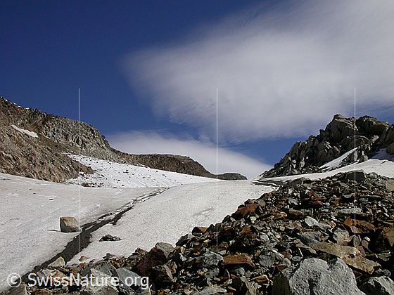 Foto: Übergang Geröll - Gletscher auf dem Weg zum Mittlebärgpass.
