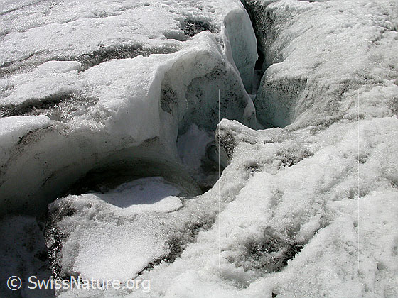 Foto: Auf dem Weg zum Mittlebärgpass: Vom Wasser ausgefressenen Kanäle auf dem Gletscher.  Supraglazialer Schmelzwasserkanal.