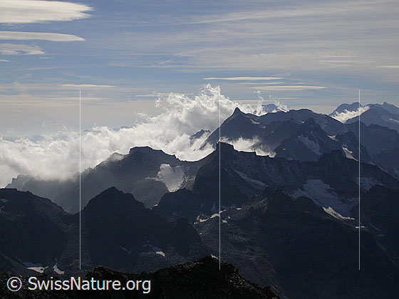 Foto: Auf dem Weg zum Mittlebärgpass: Blick zur Schinhorngruppe und zum Scherbadung-Massiv. Über Italien sind Wolken zu sehen.
