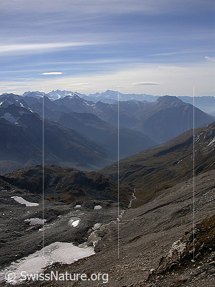Foto: Gebiet Hohsandhorn / Strahlgrät: Blick über die kleine Schwemmebene bei Pt. 2630, die Turbealp und das Binntal Richtung Walliser Alpen.