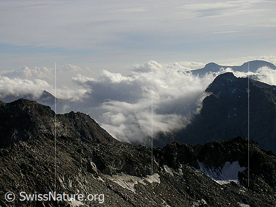 Foto: Gebiet Hohsandhorn / Strahlgrät: Blick zu den Wolken über dem Albrunpass. Rechts das Albrunhorn.