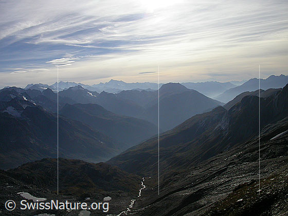 Foto: Gebiet Hohsandhorn / Strahlgrät: Blick über das Binntal Richtung Walliser Alpen. Gegenlichtaufnahme.