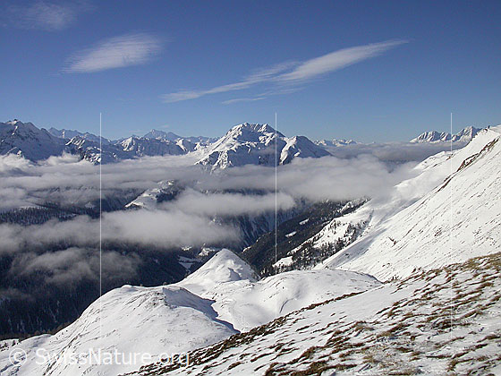 Foto: Gipfel Gandhorn: Blick zu Bättlihorn und Breithorn. Über dem Binntal liegen die Reste eines Nebelmeers. Im Hintergund ist das Weisshorn zu sehen.
