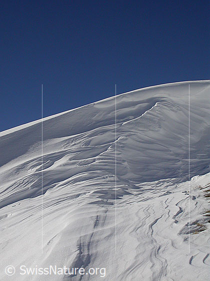 Foto: Interessant geformte Wächte/Schneeverwehung.