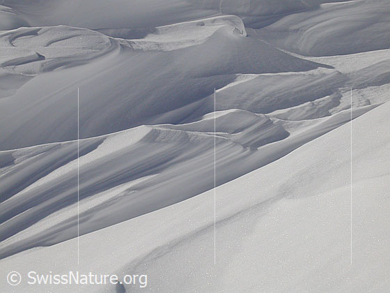 Foto: Vom Wind geformter Schnee.